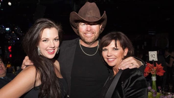 Shelley Covel, Toby Keith and Tricia Lucus Photo